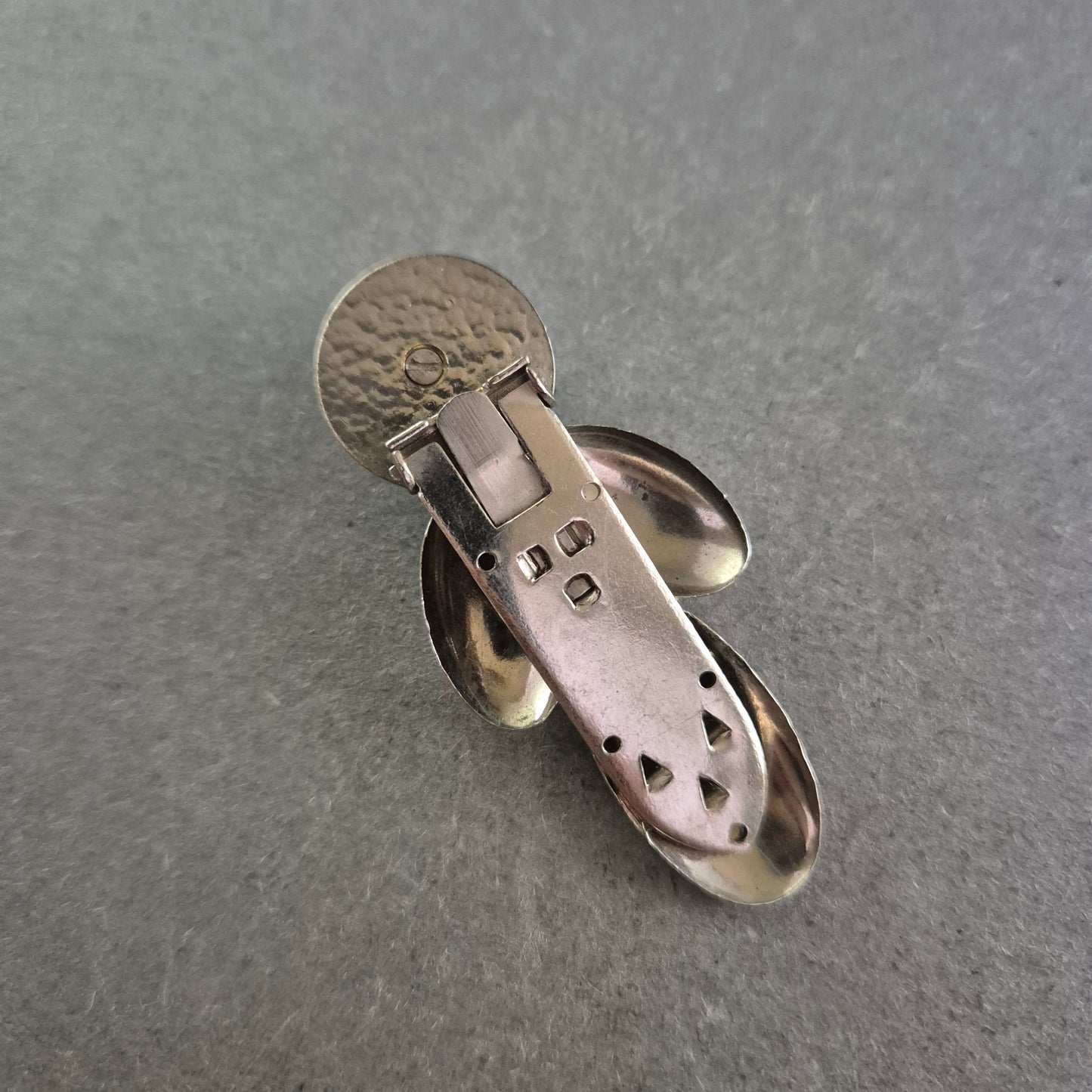 Vintage Brosche mit blauem Cabochon – Eleganter Clip aus den 70ern