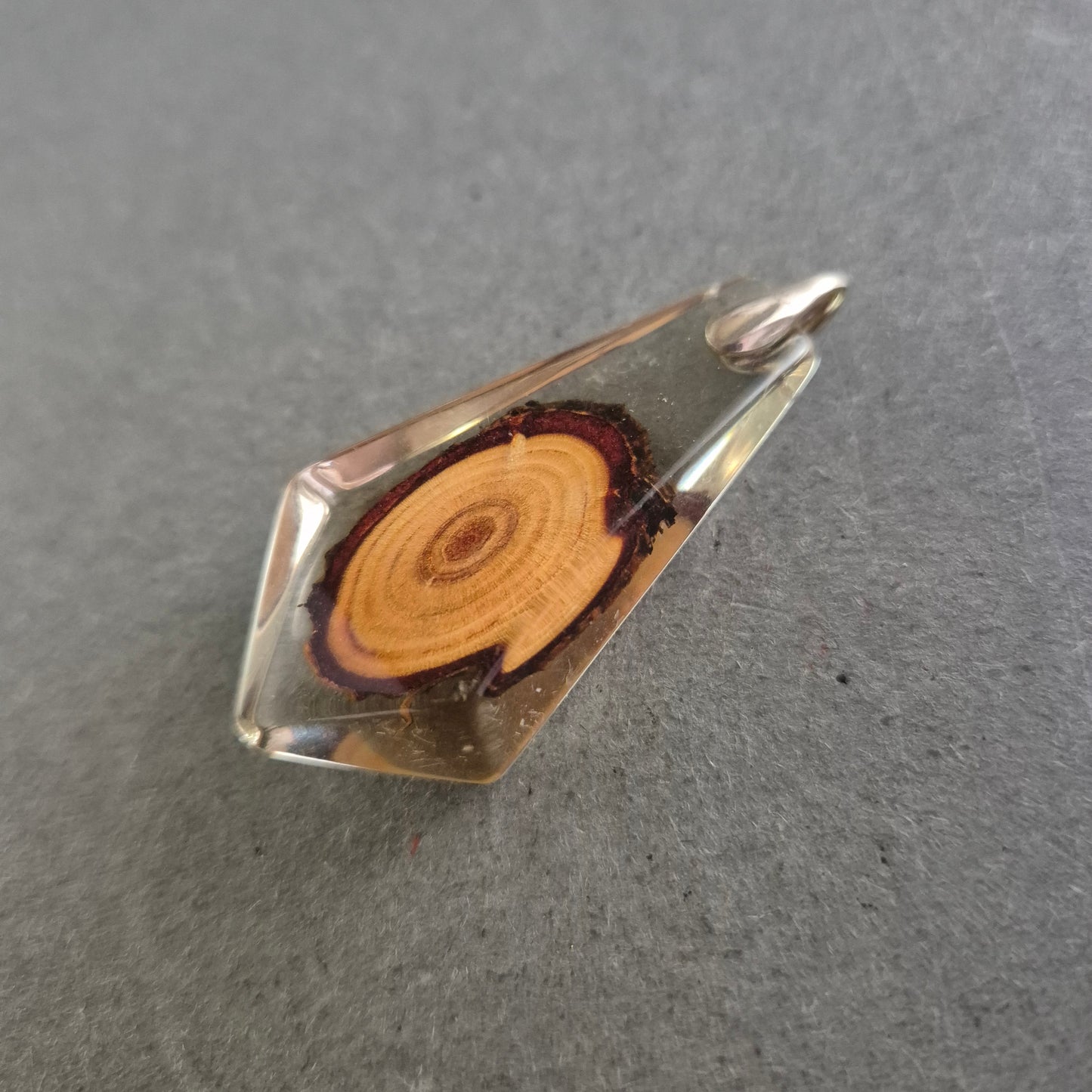 Handgefertigter Harz-Anhänger mit Holzscheibe – Natur trifft Design