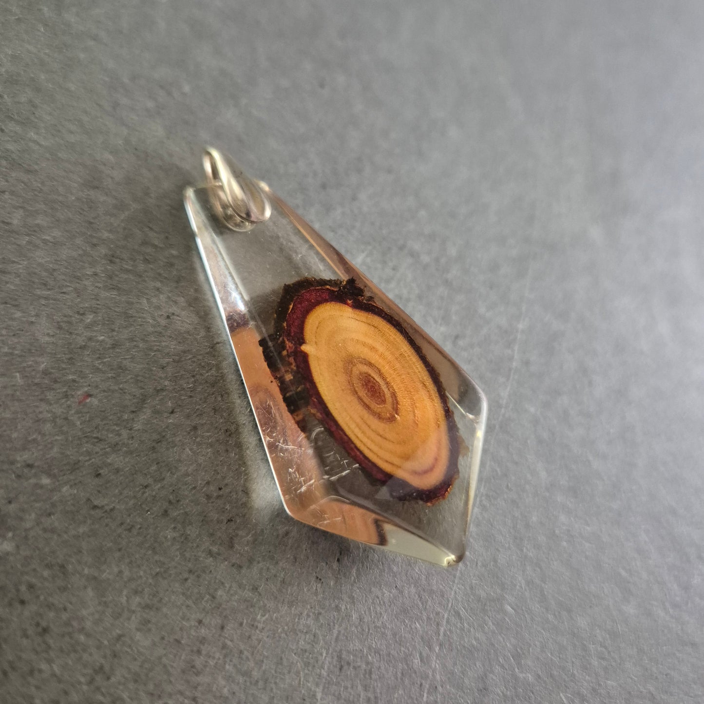 Handgefertigter Harz-Anhänger mit Holzscheibe – Natur trifft Design