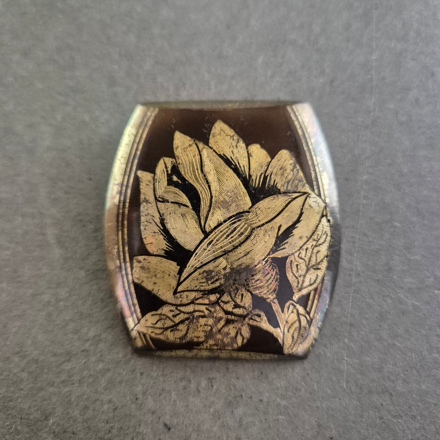 Vintage Brosche mit floraler Gravur – Retro-Charme in Rauchglas-Optik