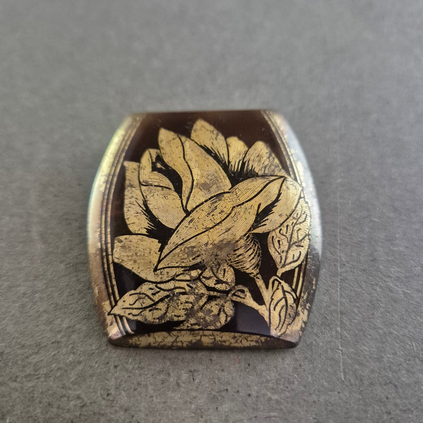 Vintage Brosche mit floraler Gravur – Retro-Charme in Rauchglas-Optik