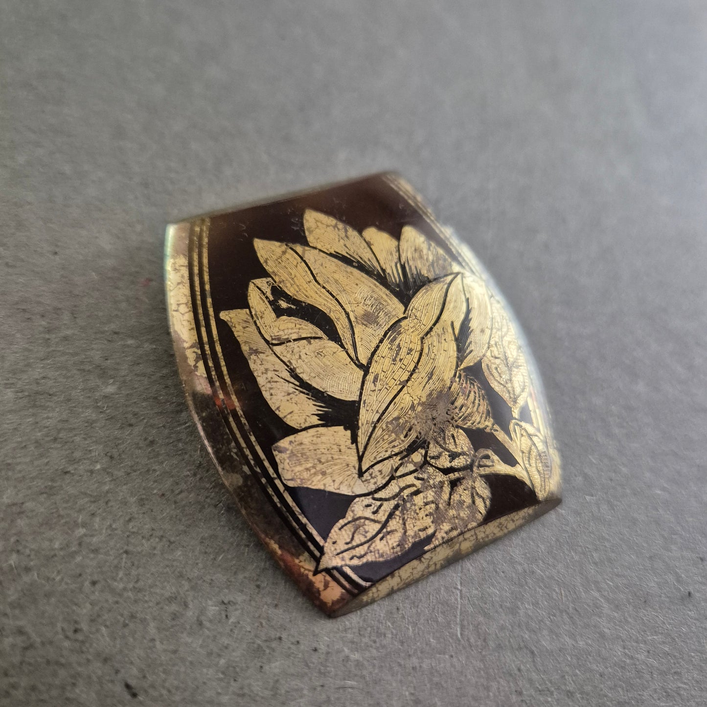 Vintage Brosche mit floraler Gravur – Retro-Charme in Rauchglas-Optik