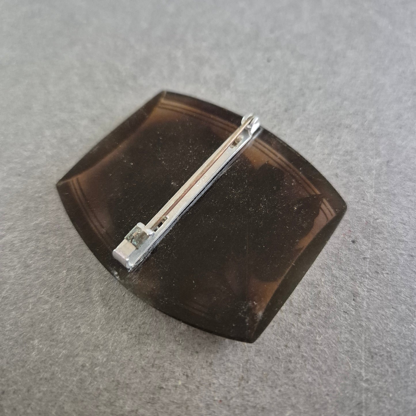 Vintage Brosche mit floraler Gravur – Retro-Charme in Rauchglas-Optik