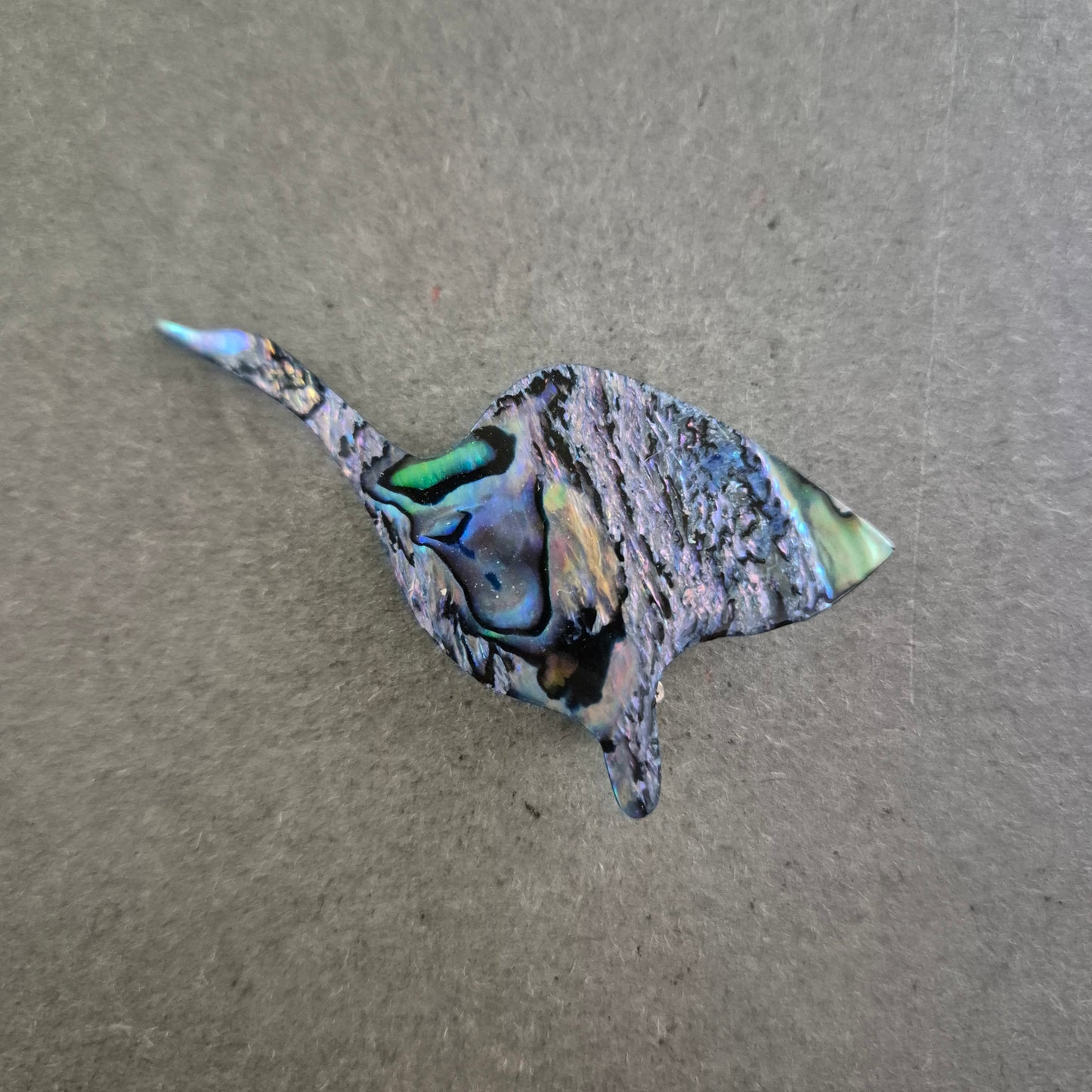 Handgefertigte Manta-Rochen-Brosche – Abalone-Schimmer für Meerliebhaber