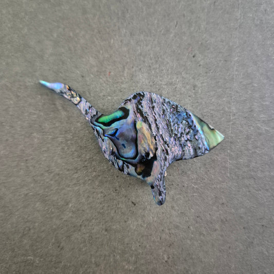 Handgefertigte Manta-Rochen-Brosche – Abalone-Schimmer für Meerliebhaber