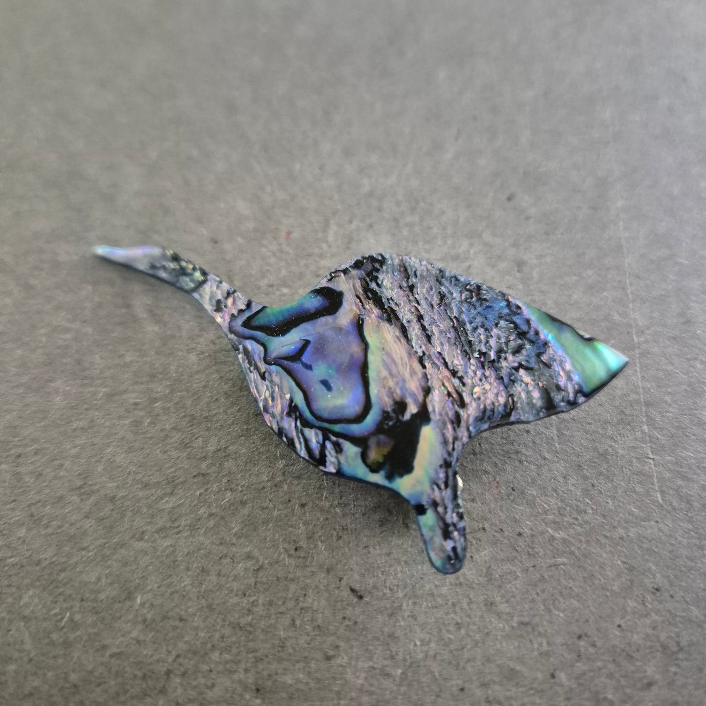 Handgefertigte Manta-Rochen-Brosche – Abalone-Schimmer für Meerliebhaber