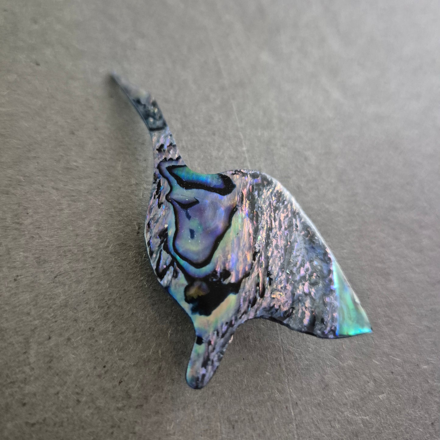 Handgefertigte Manta-Rochen-Brosche – Abalone-Schimmer für Meerliebhaber