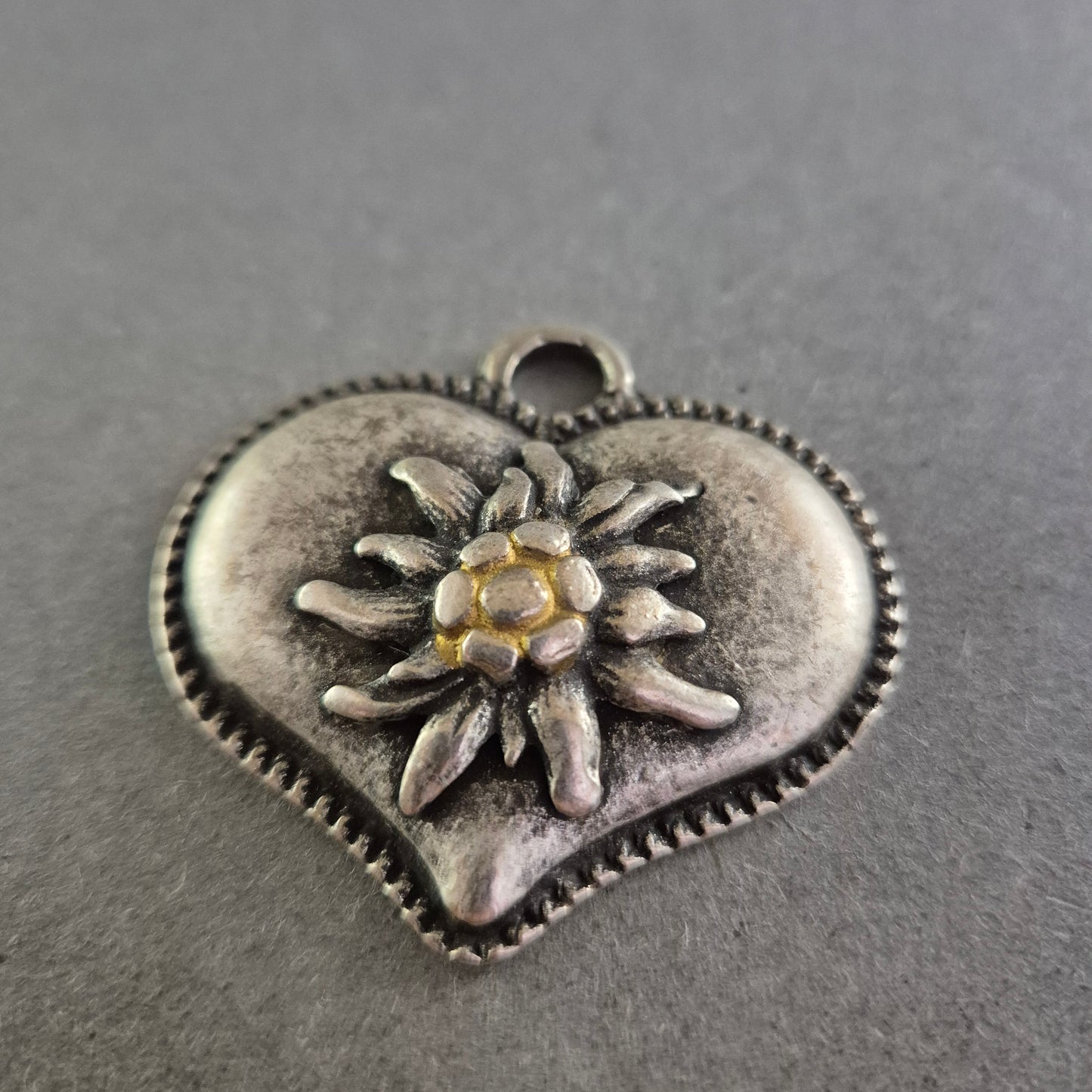 Herzförmiger Trachtenanhänger mit Edelweiß – Rustikaler Alpenstil