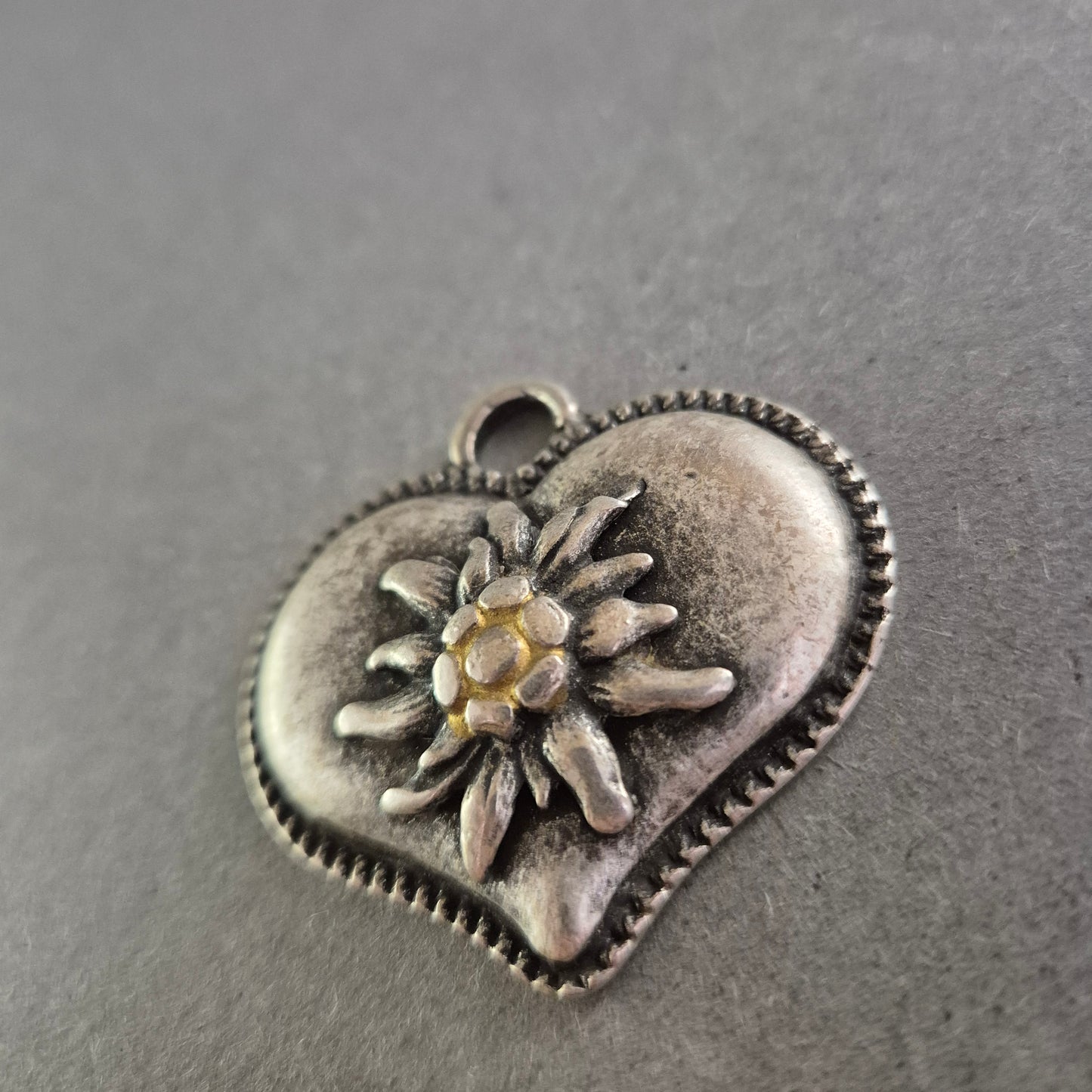 Herzförmiger Trachtenanhänger mit Edelweiß – Rustikaler Alpenstil