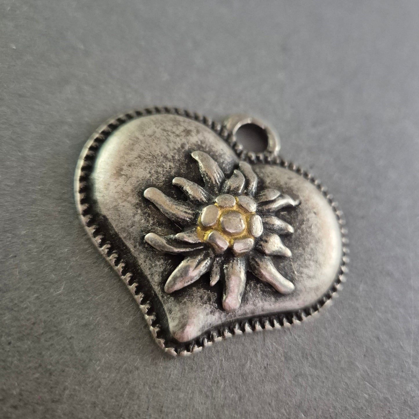 Herzförmiger Trachtenanhänger mit Edelweiß – Rustikaler Alpenstil