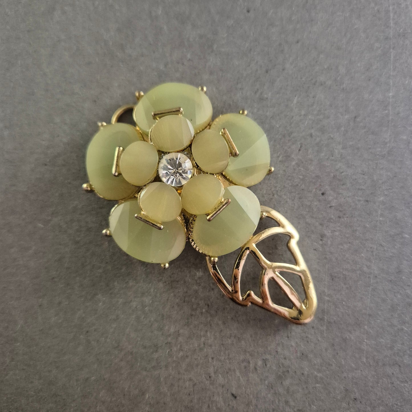 Florale Vintage-Brosche in Goldoptik – Zarte Eleganz mit Strassstein