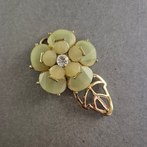 Florale Vintage-Brosche in Goldoptik – Zarte Eleganz mit Strassstein