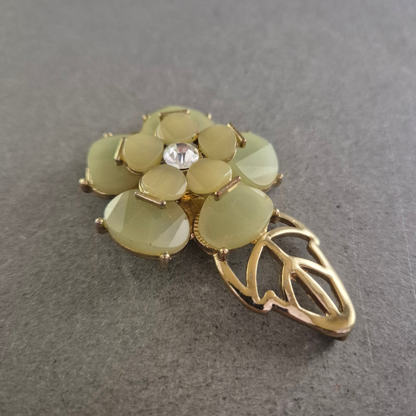 Florale Vintage-Brosche in Goldoptik – Zarte Eleganz mit Strassstein