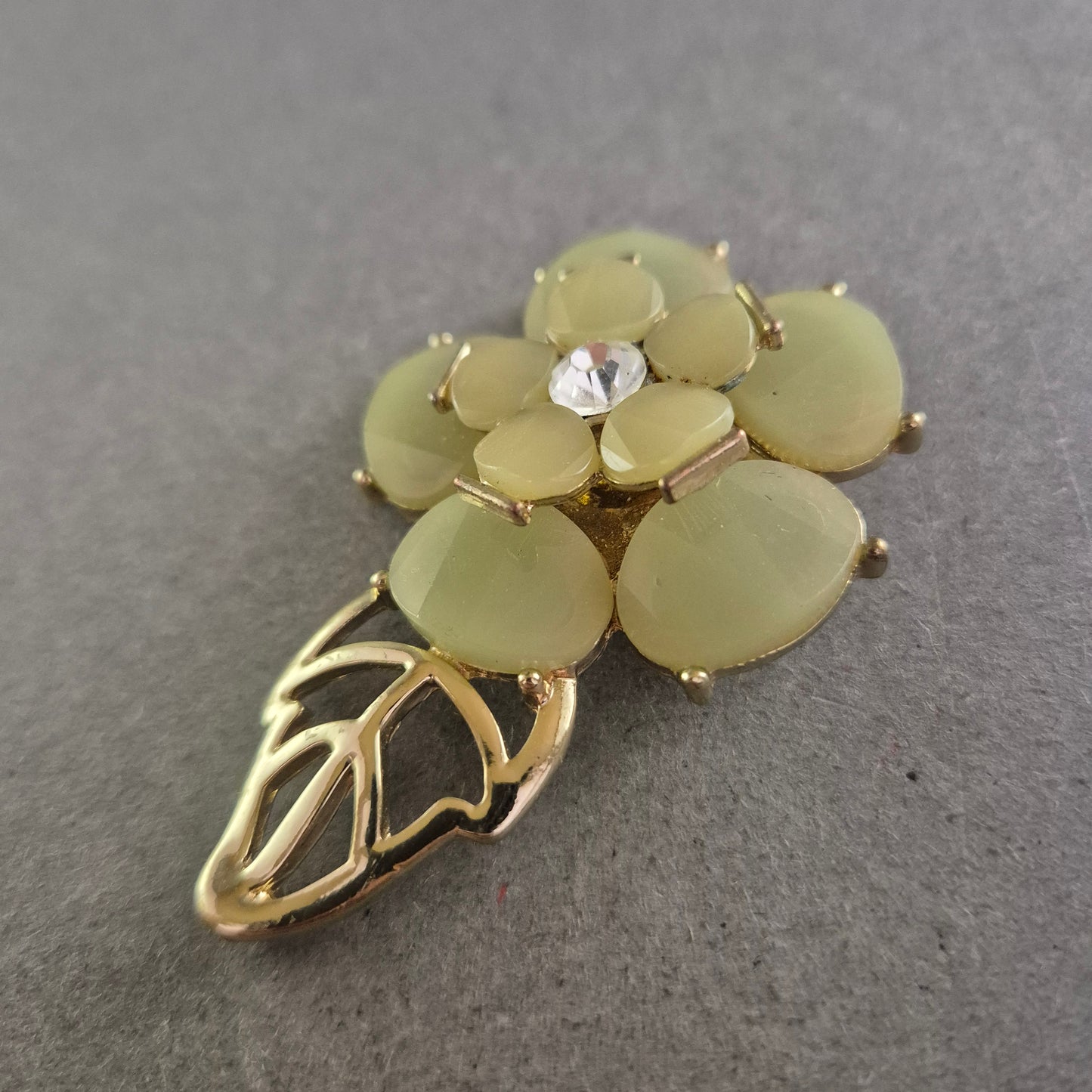 Florale Vintage-Brosche in Goldoptik – Zarte Eleganz mit Strassstein