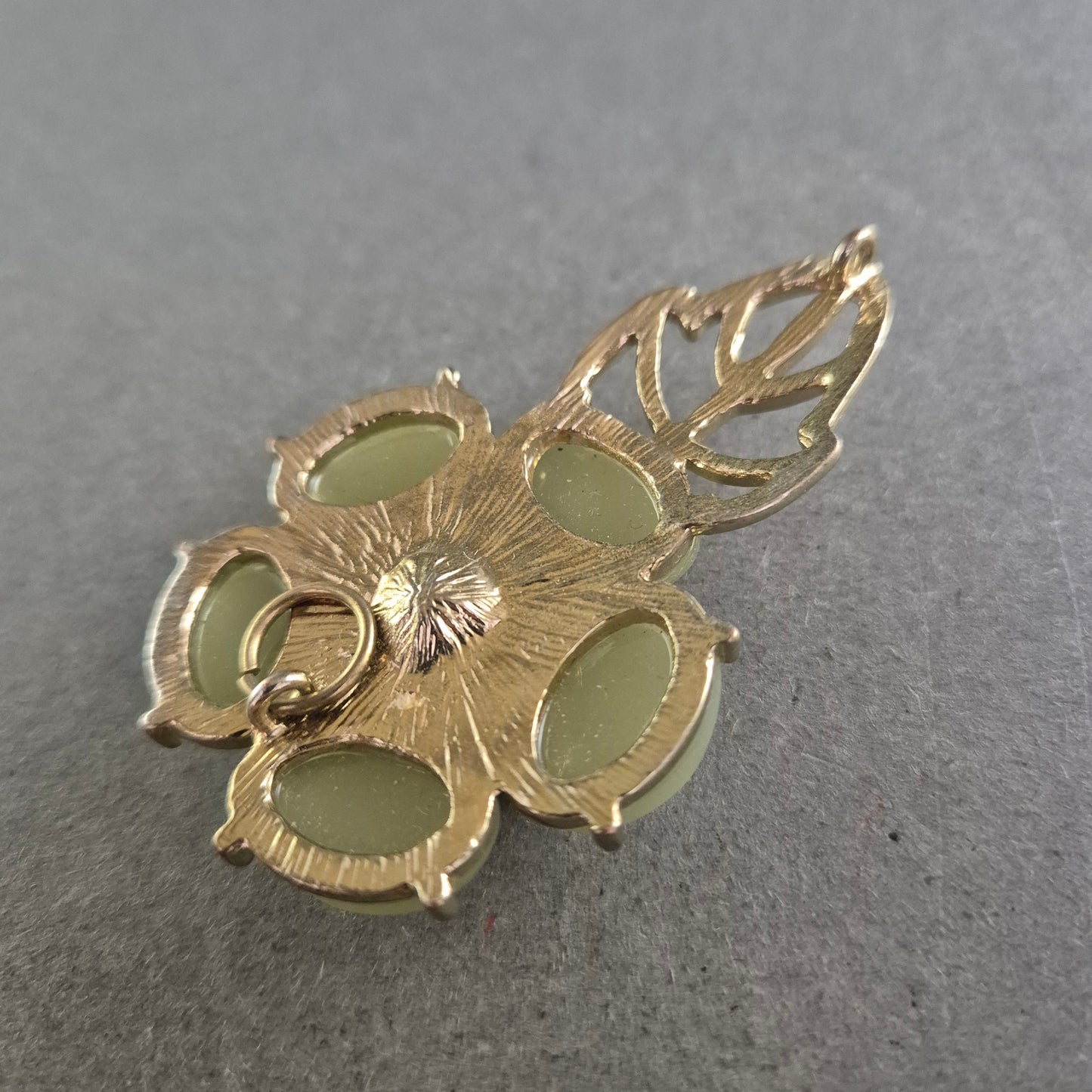 Florale Vintage-Brosche in Goldoptik – Zarte Eleganz mit Strassstein