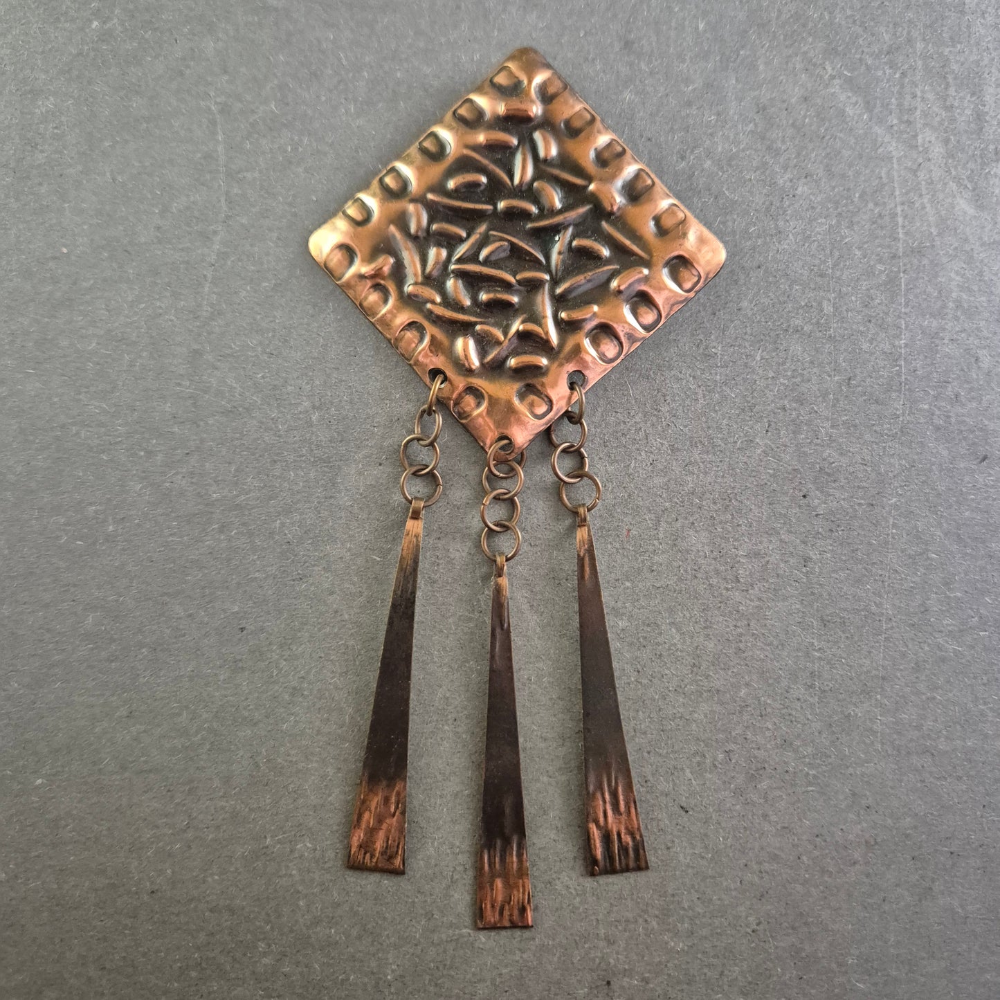 Große Vintage-Brosche im Ethnostil – Gehämmertes Kupferdesign mit Anhängern