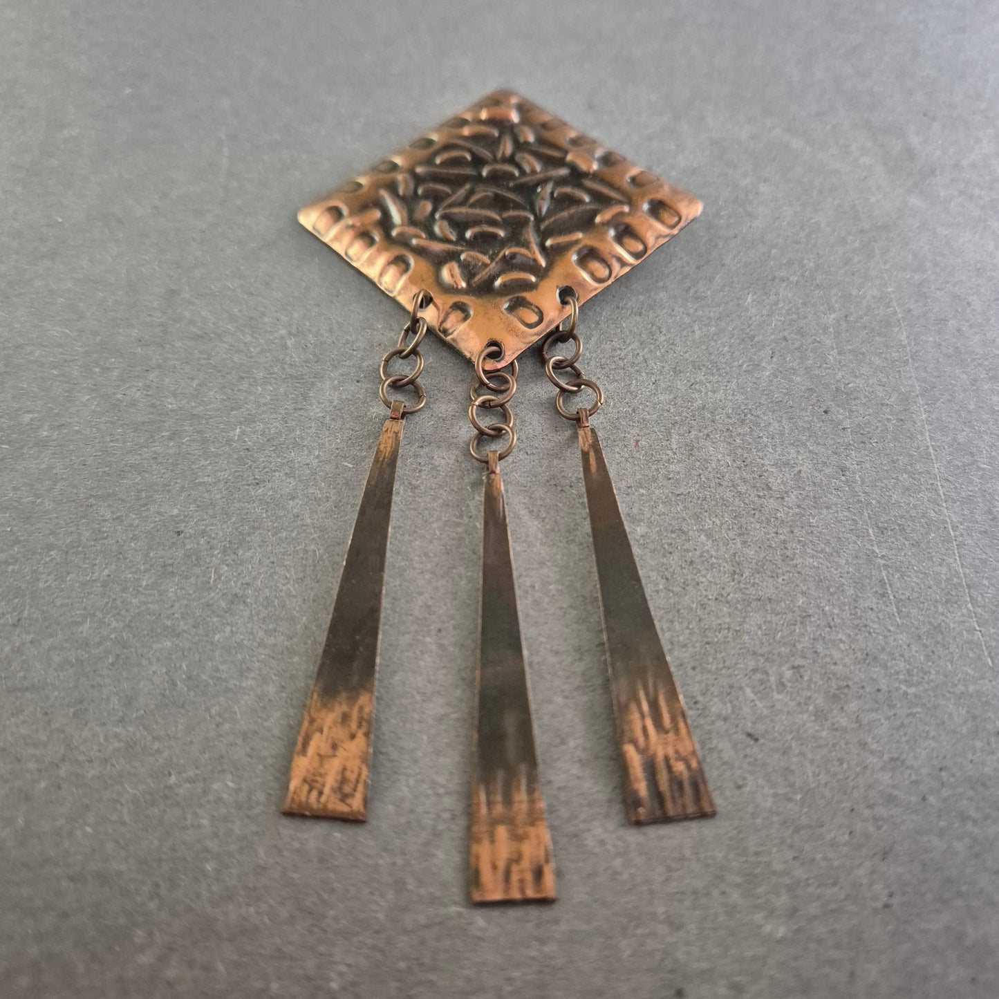 Große Vintage-Brosche im Ethnostil – Gehämmertes Kupferdesign mit Anhängern