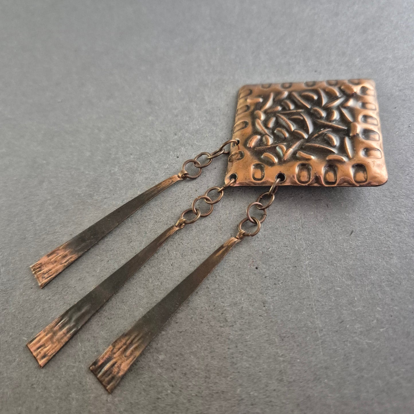 Große Vintage-Brosche im Ethnostil – Gehämmertes Kupferdesign mit Anhängern