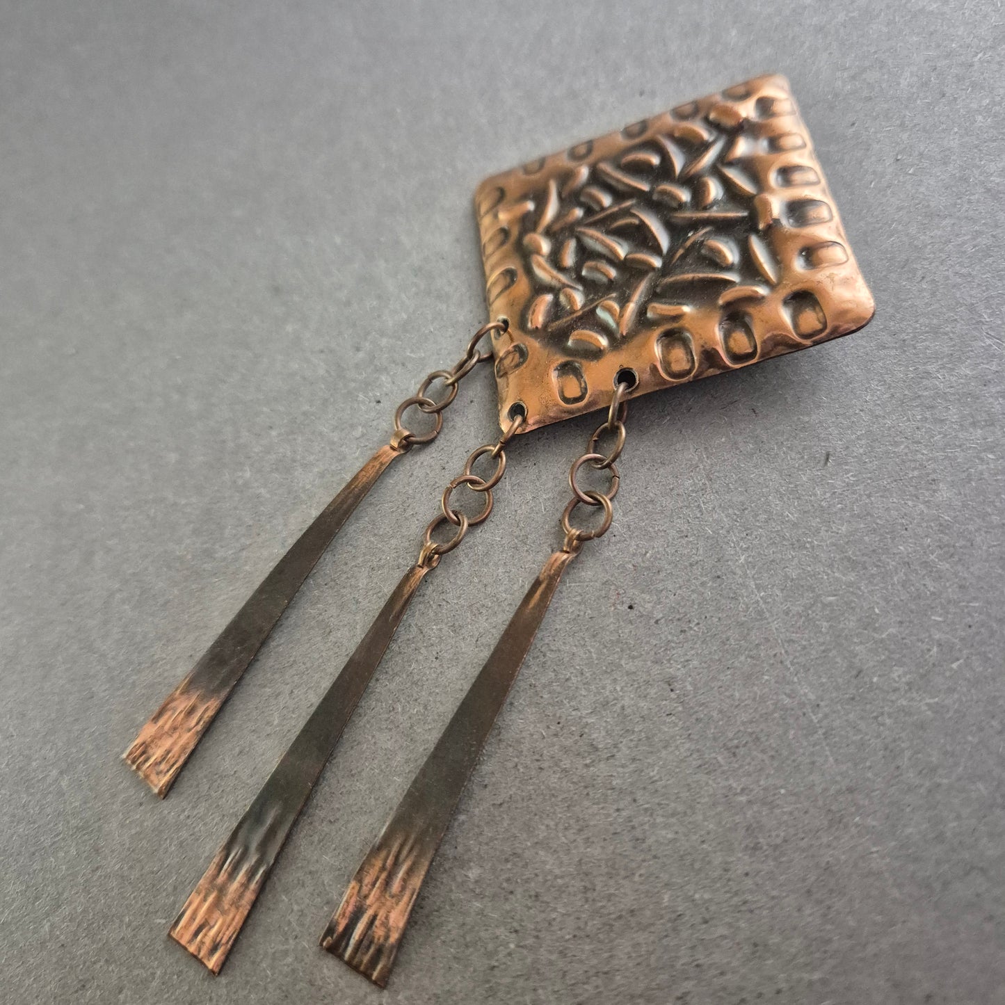 Große Vintage-Brosche im Ethnostil – Gehämmertes Kupferdesign mit Anhängern