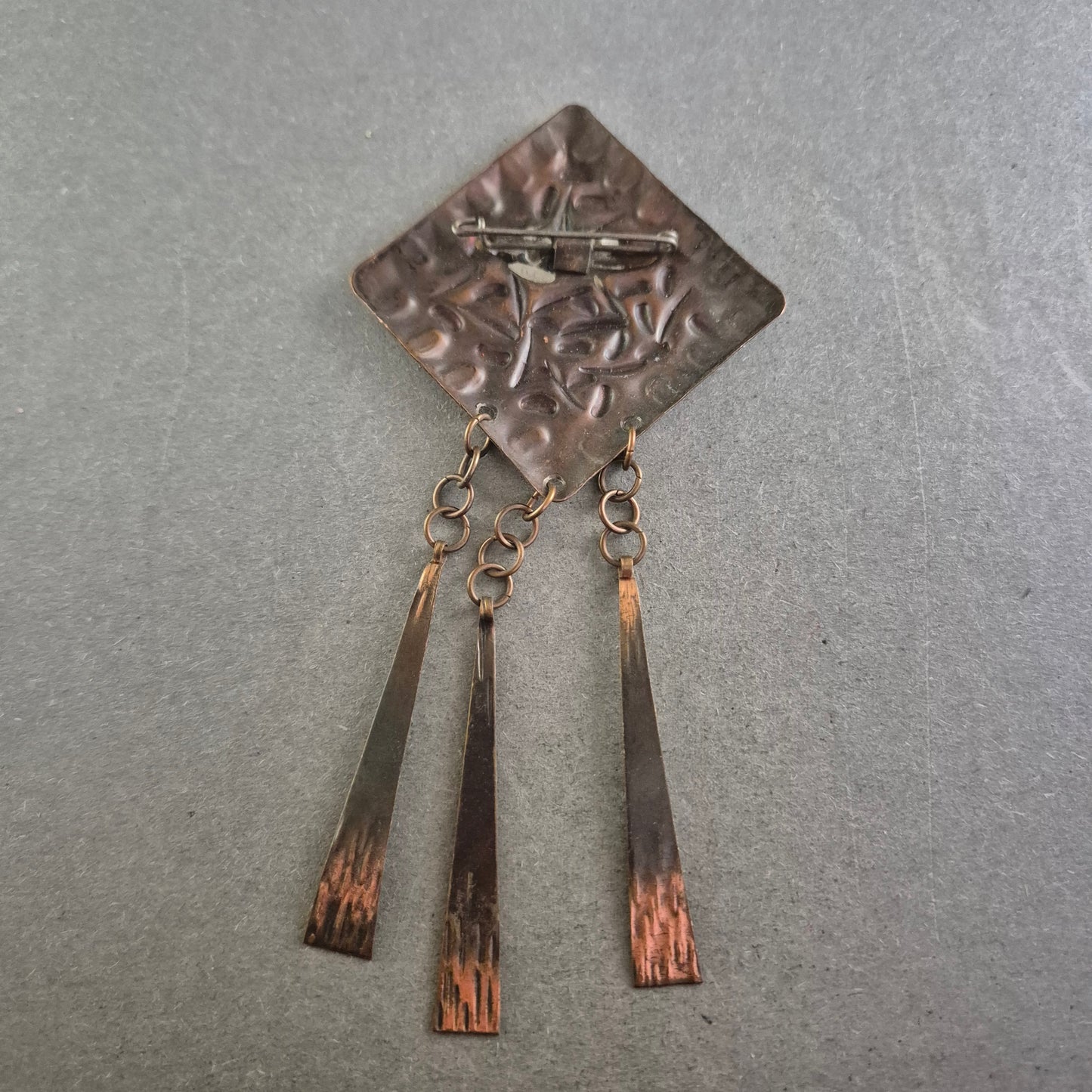 Große Vintage-Brosche im Ethnostil – Gehämmertes Kupferdesign mit Anhängern