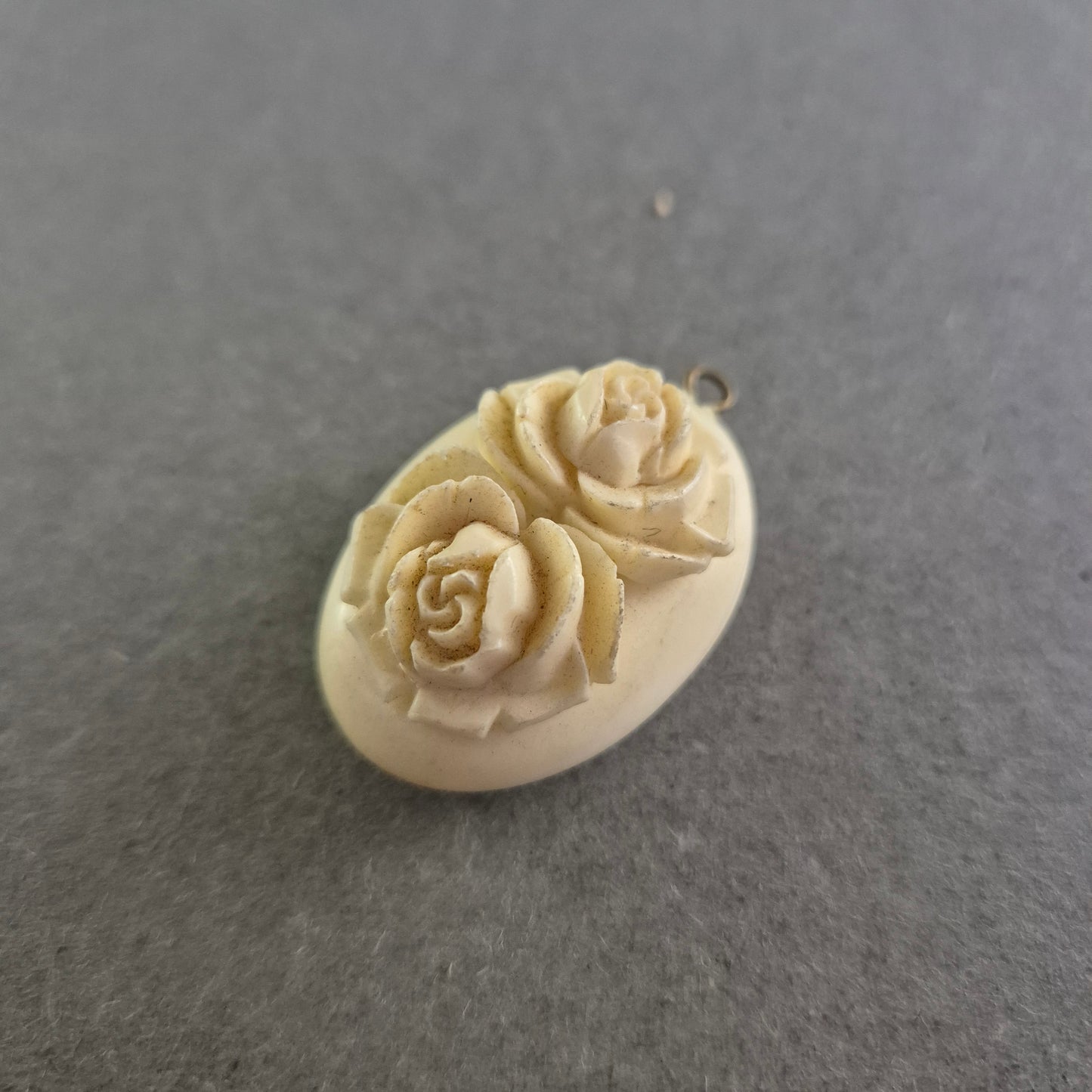 Ovaler Vintage-Anhänger mit Rosenmotiv – Klassische Eleganz in Elfenbeinoptik