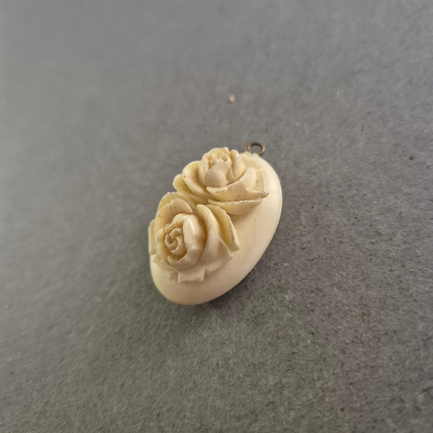 Ovaler Vintage-Anhänger mit Rosenmotiv – Klassische Eleganz in Elfenbeinoptik
