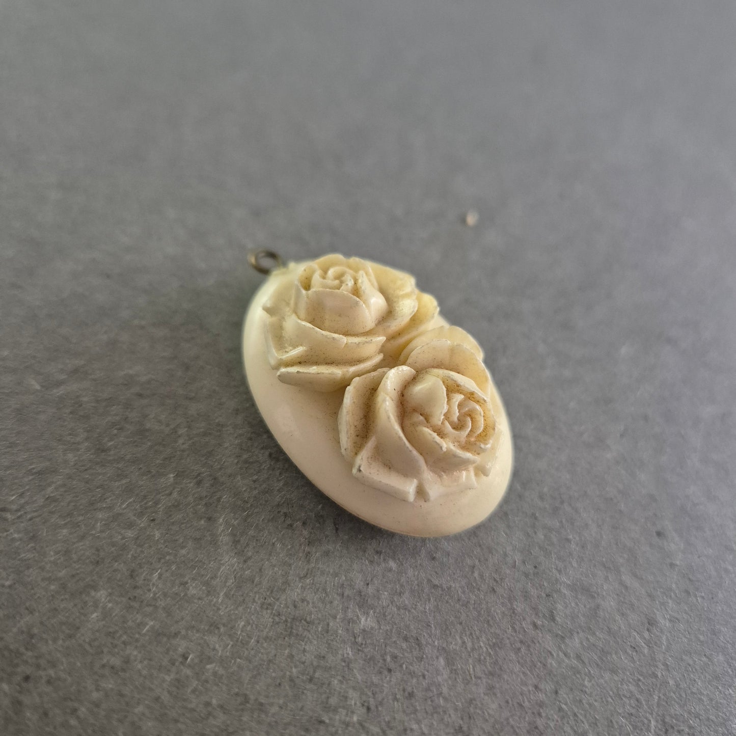 Ovaler Vintage-Anhänger mit Rosenmotiv – Klassische Eleganz in Elfenbeinoptik