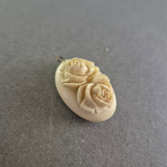 Ovaler Vintage-Anhänger mit Rosenmotiv – Klassische Eleganz in Elfenbeinoptik