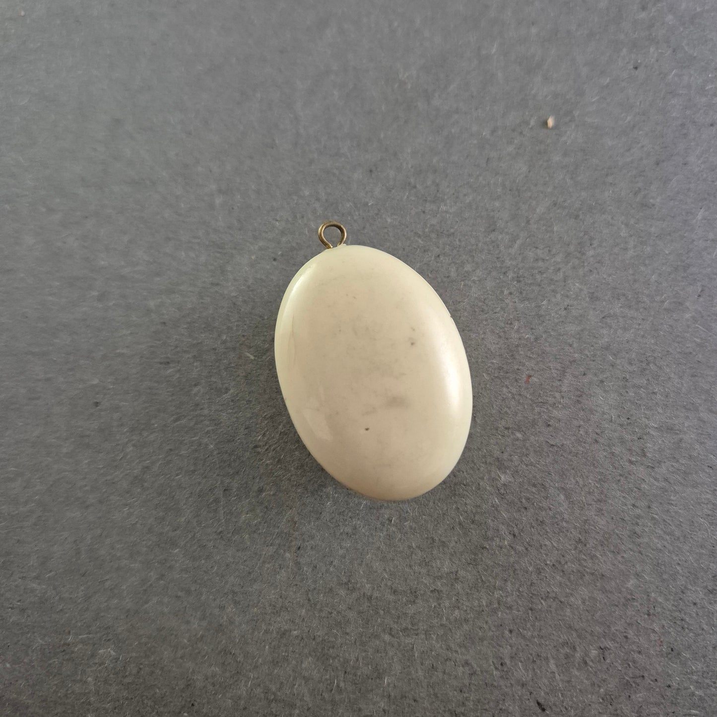 Ovaler Vintage-Anhänger mit Rosenmotiv – Klassische Eleganz in Elfenbeinoptik