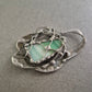 Handgefertigte Art Deco Brosche mit Glasstein Organisches Design Silberoptik