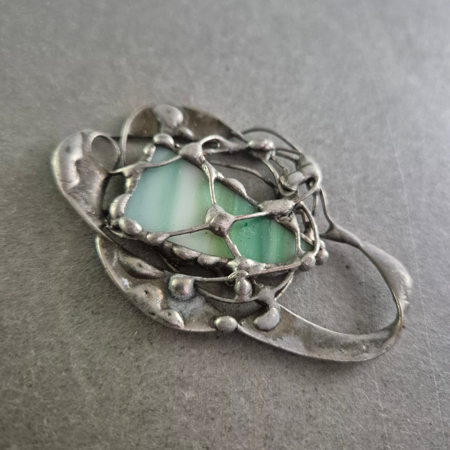 Handgefertigte Art Deco Brosche mit Glasstein Organisches Design Silberoptik