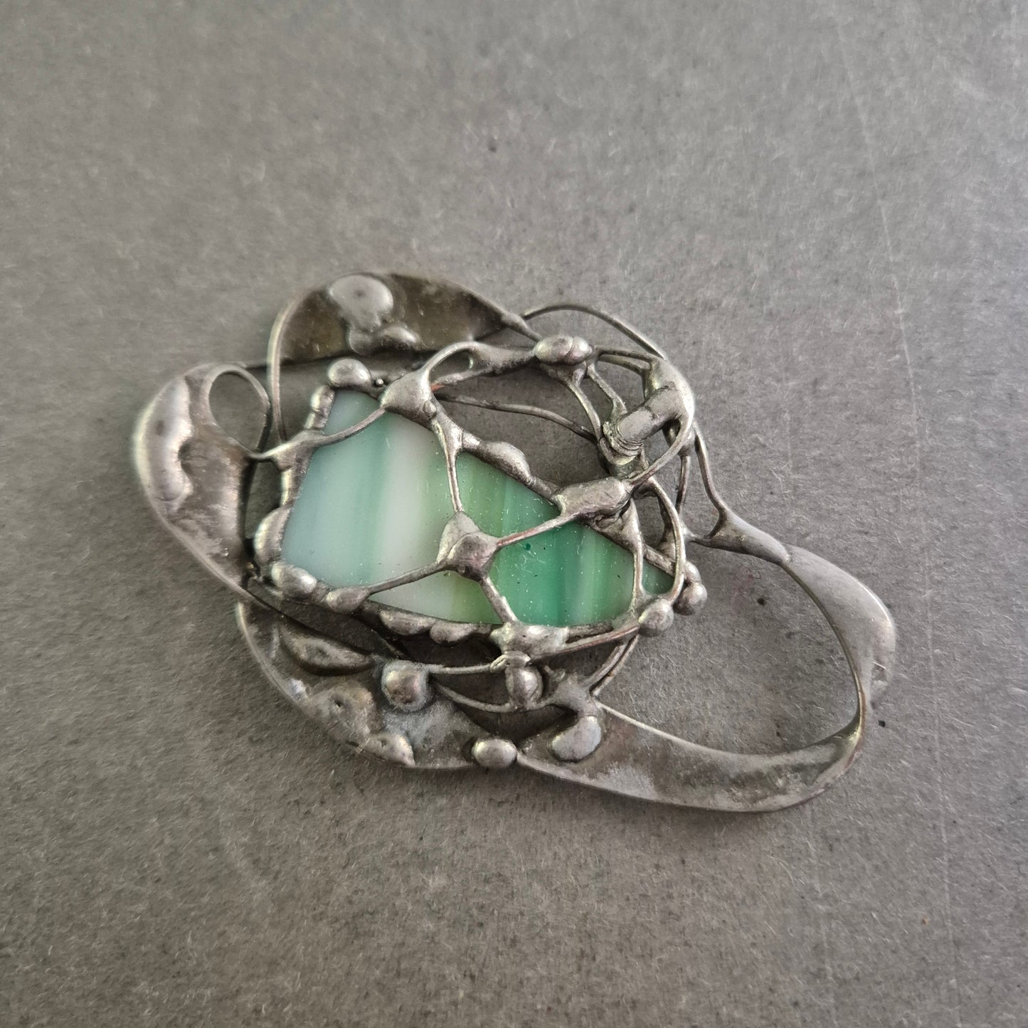 Handgefertigte Art Deco Brosche mit Glasstein Organisches Design Silberoptik