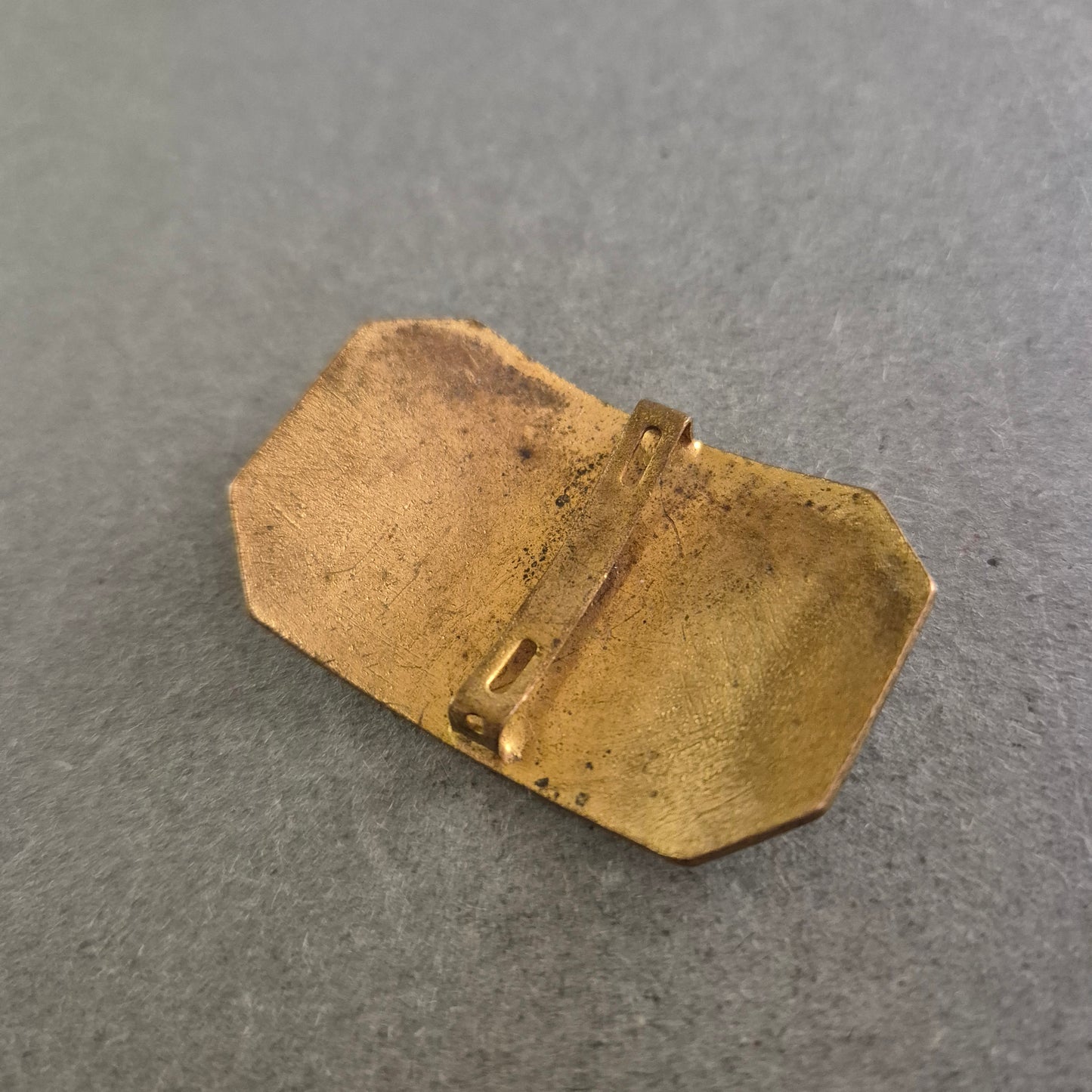 Floraler Vintage-Schuhclip aus Emaille – Dekorativ und stilvoll