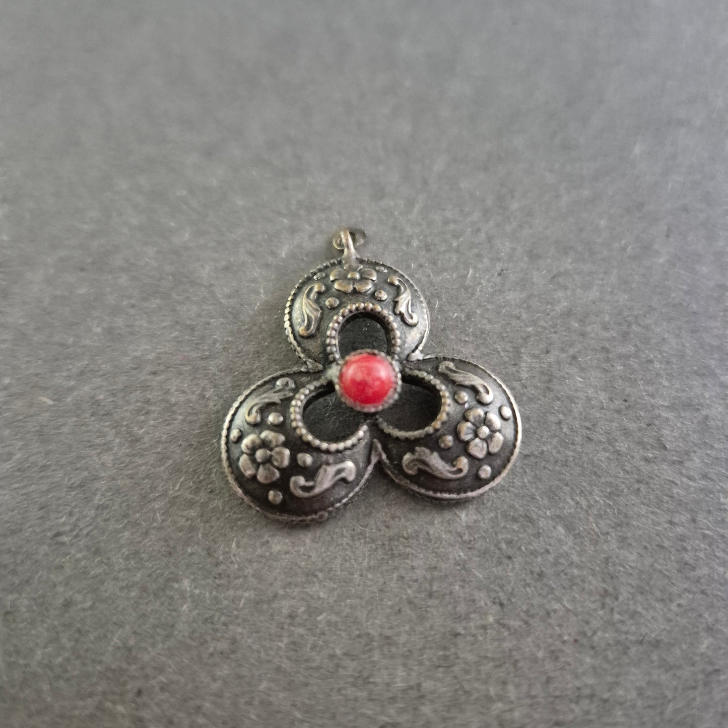 Trachtenanhänger im Dreipass-Design – Antikoptik mit rotem Akzentstein