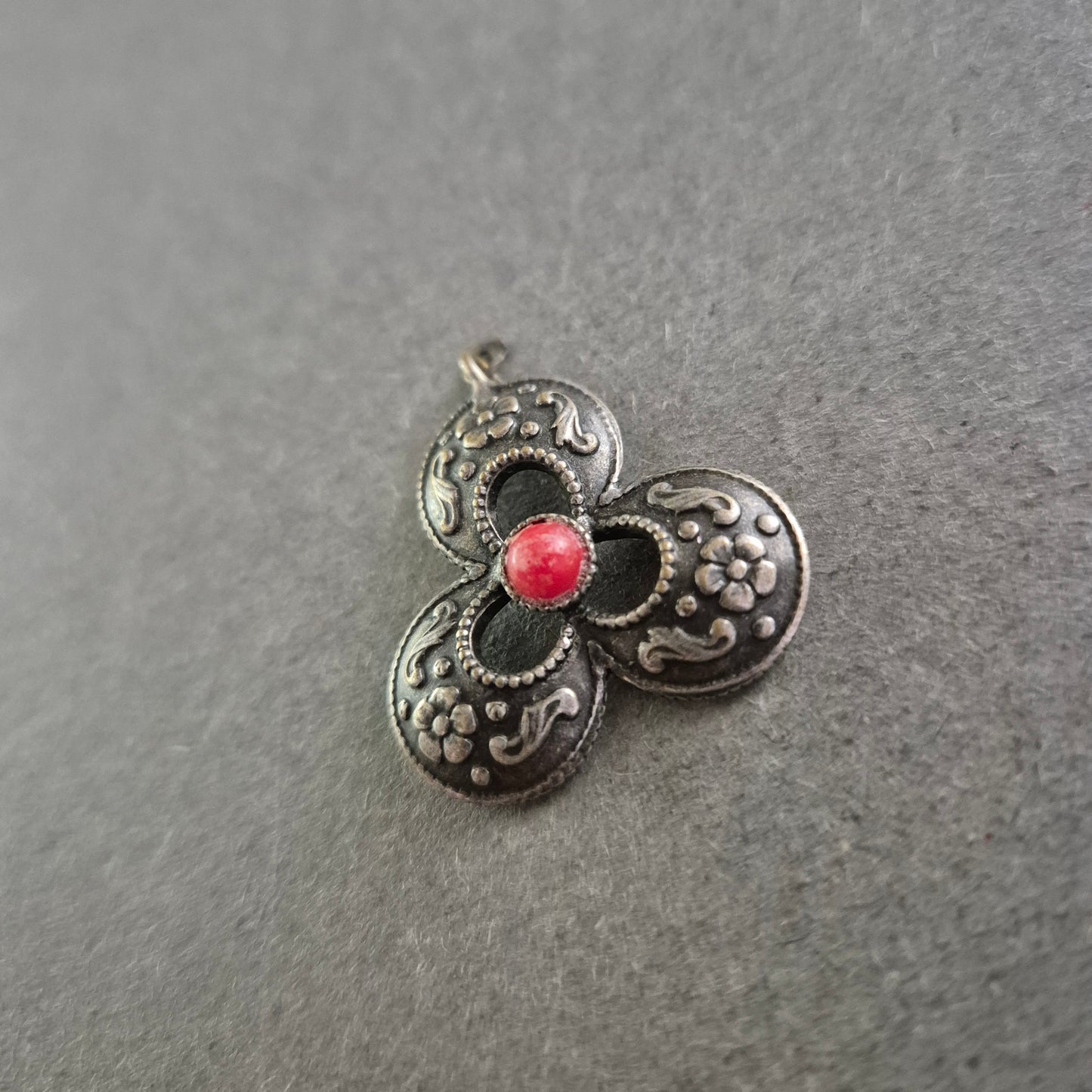 Trachtenanhänger im Dreipass-Design – Antikoptik mit rotem Akzentstein