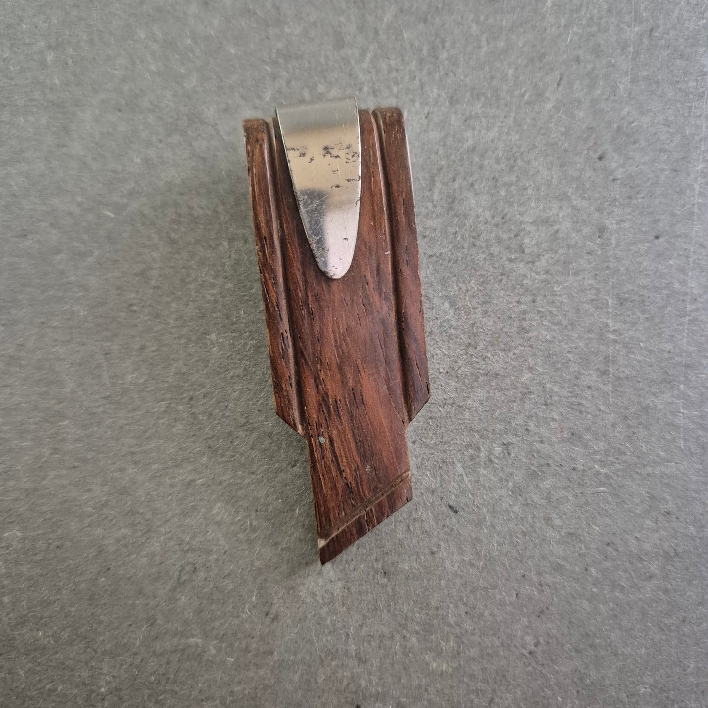 Rustikaler Schuhclip aus dunklem Holz – Handgearbeitet im Retro-Stil