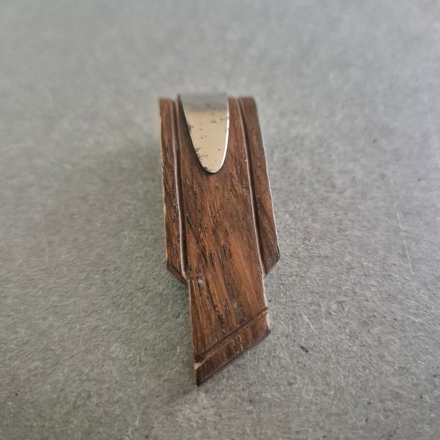 Rustikaler Schuhclip aus dunklem Holz – Handgearbeitet im Retro-Stil