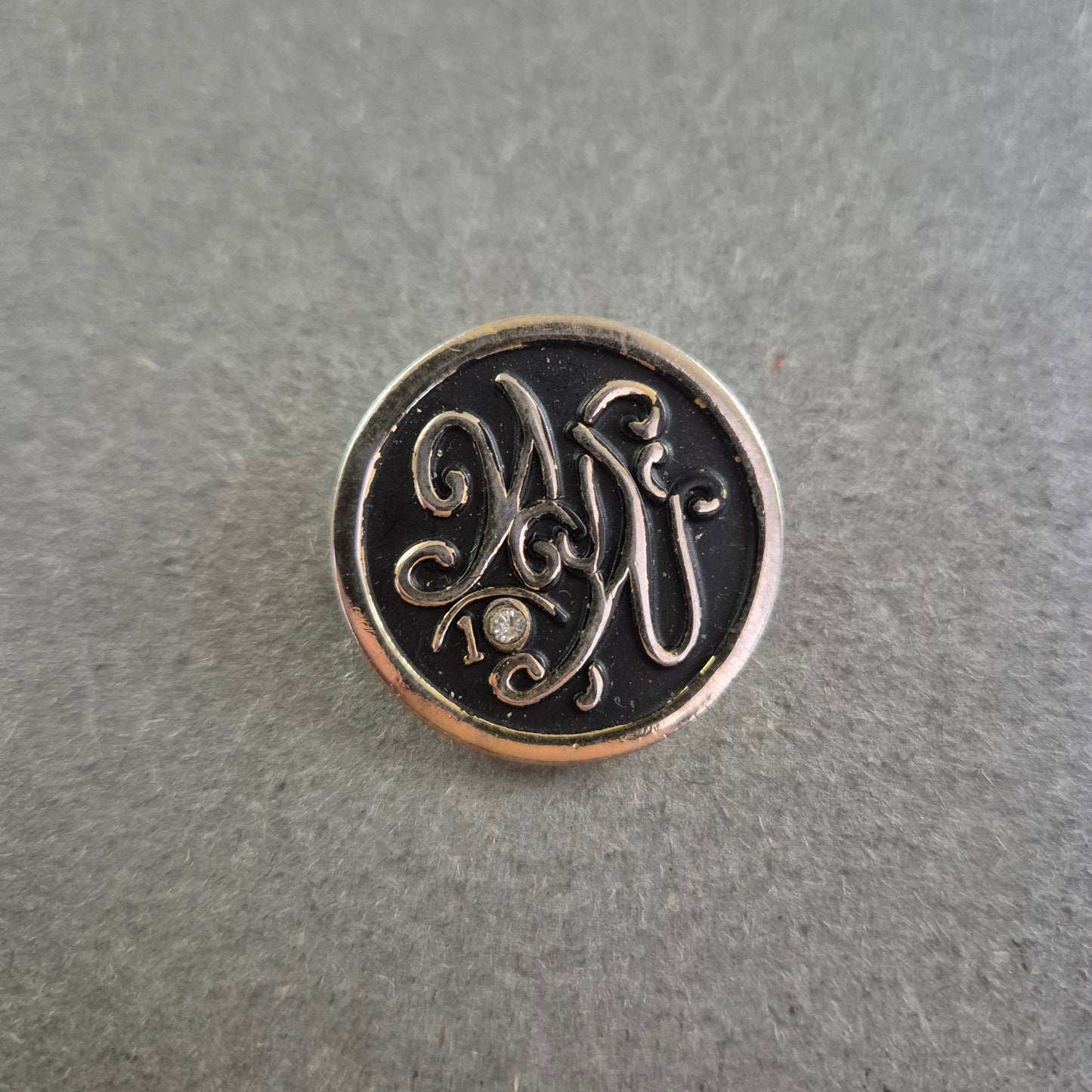 Weight Watchers Anstecknadel 1997 – Limitierter Sammlerpin mit Monogramm