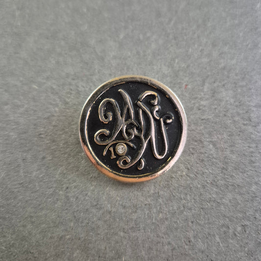 Weight Watchers Anstecknadel 1997 – Limitierter Sammlerpin mit Monogramm