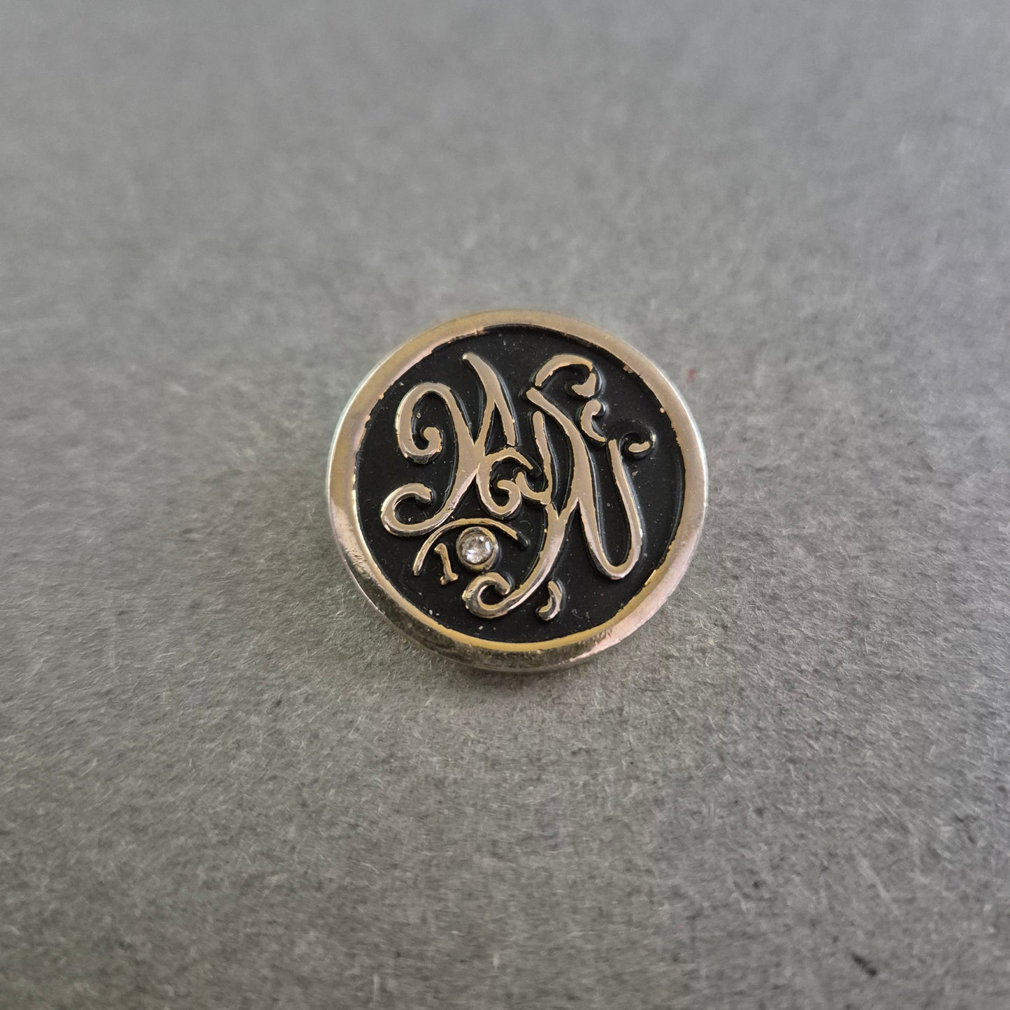 Weight Watchers Anstecknadel 1997 – Limitierter Sammlerpin mit Monogramm