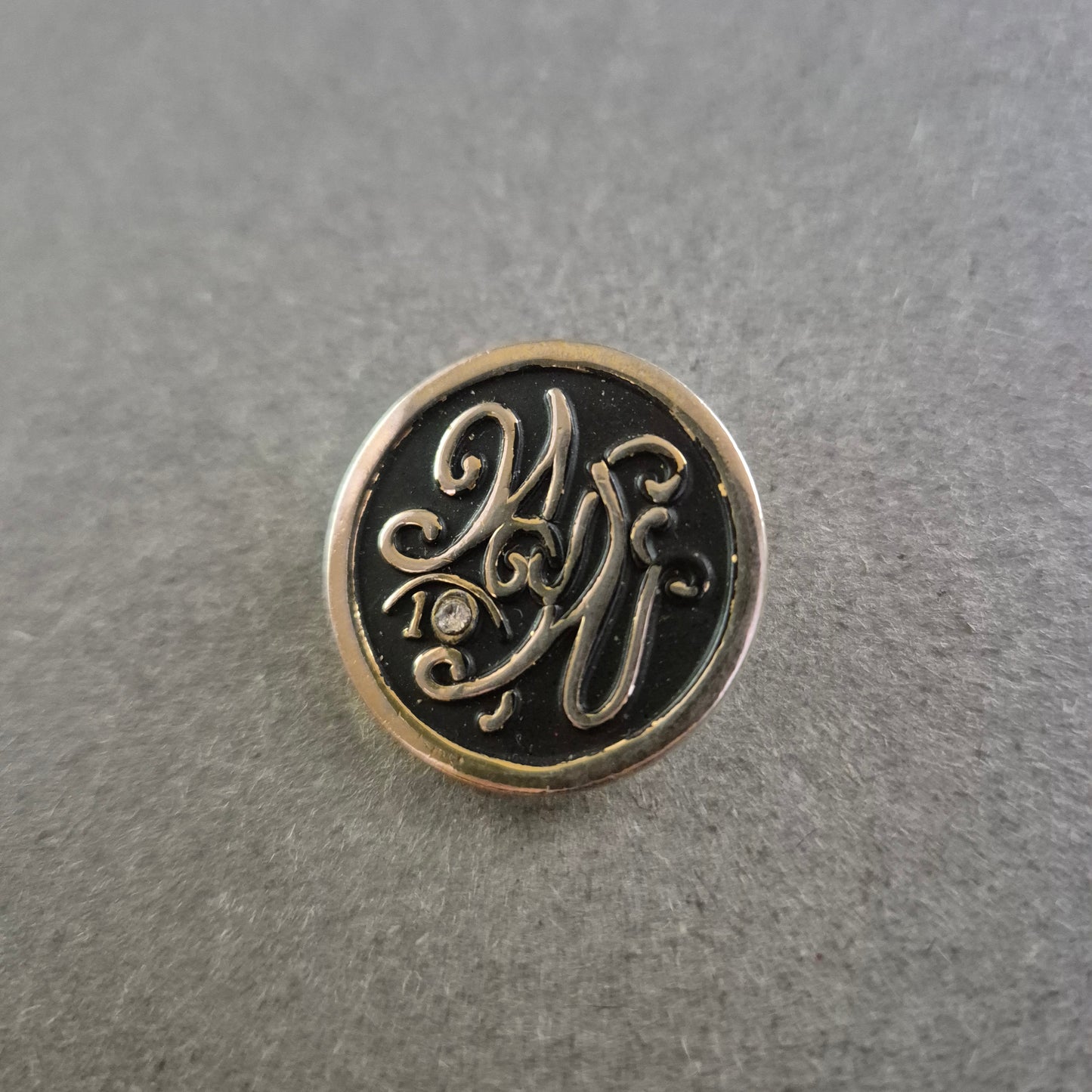 Weight Watchers Anstecknadel 1997 – Limitierter Sammlerpin mit Monogramm