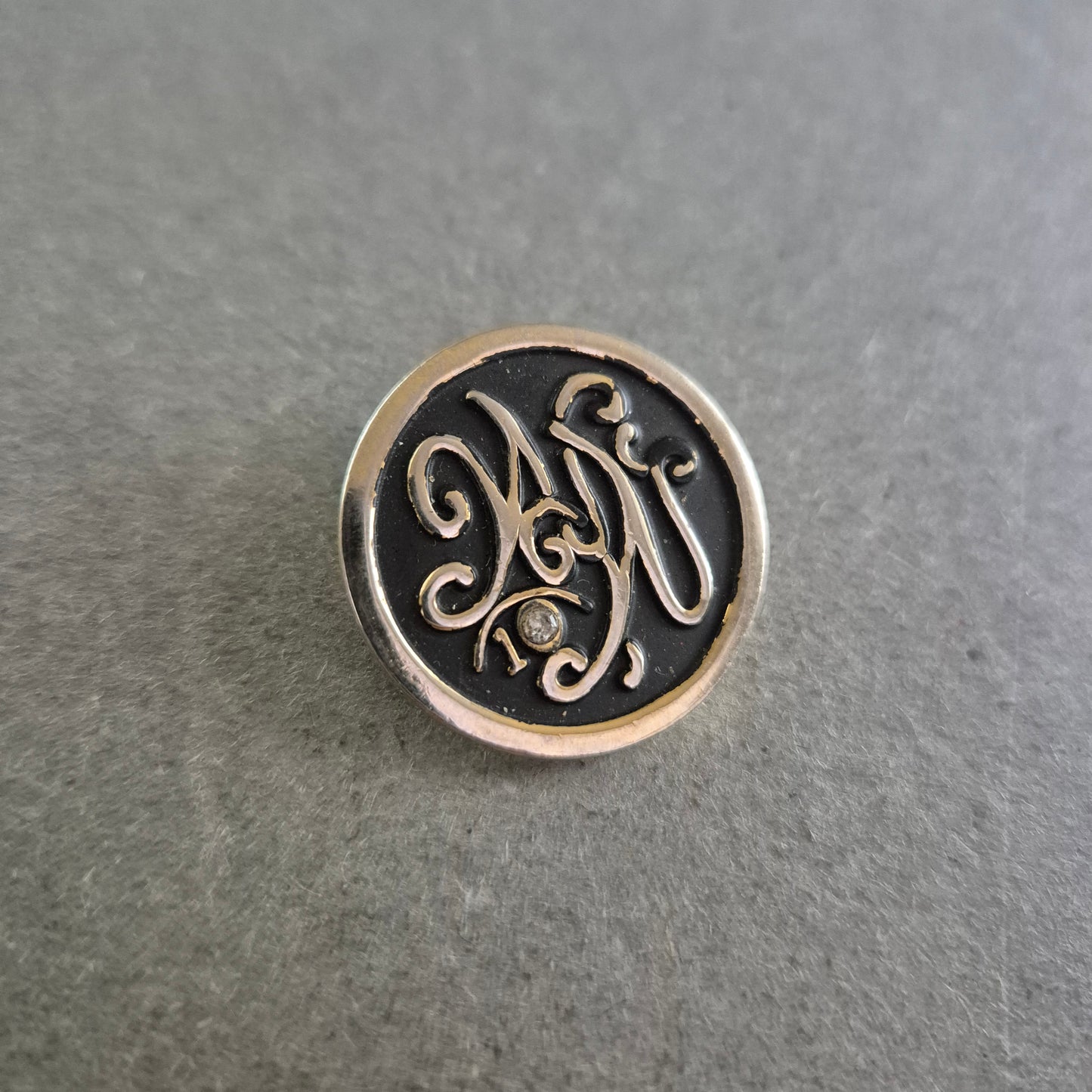 Weight Watchers Anstecknadel 1997 – Limitierter Sammlerpin mit Monogramm