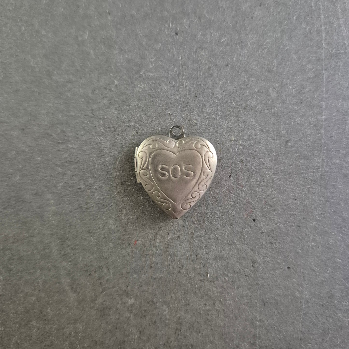 Herzförmiger Vintage-Anhänger mit Gravur „202“ – Medaillon zum Öffnen