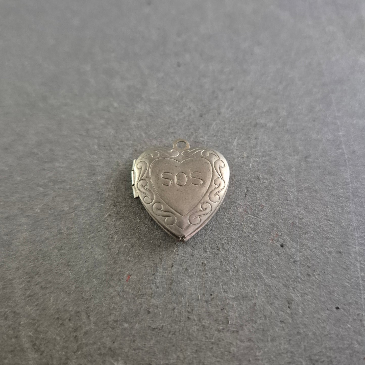 Herzförmiger Vintage-Anhänger mit Gravur „202“ – Medaillon zum Öffnen