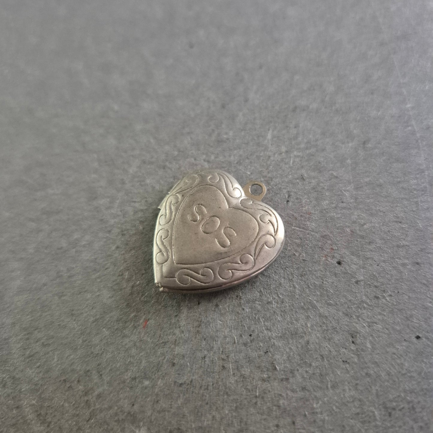 Herzförmiger Vintage-Anhänger mit Gravur „202“ – Medaillon zum Öffnen