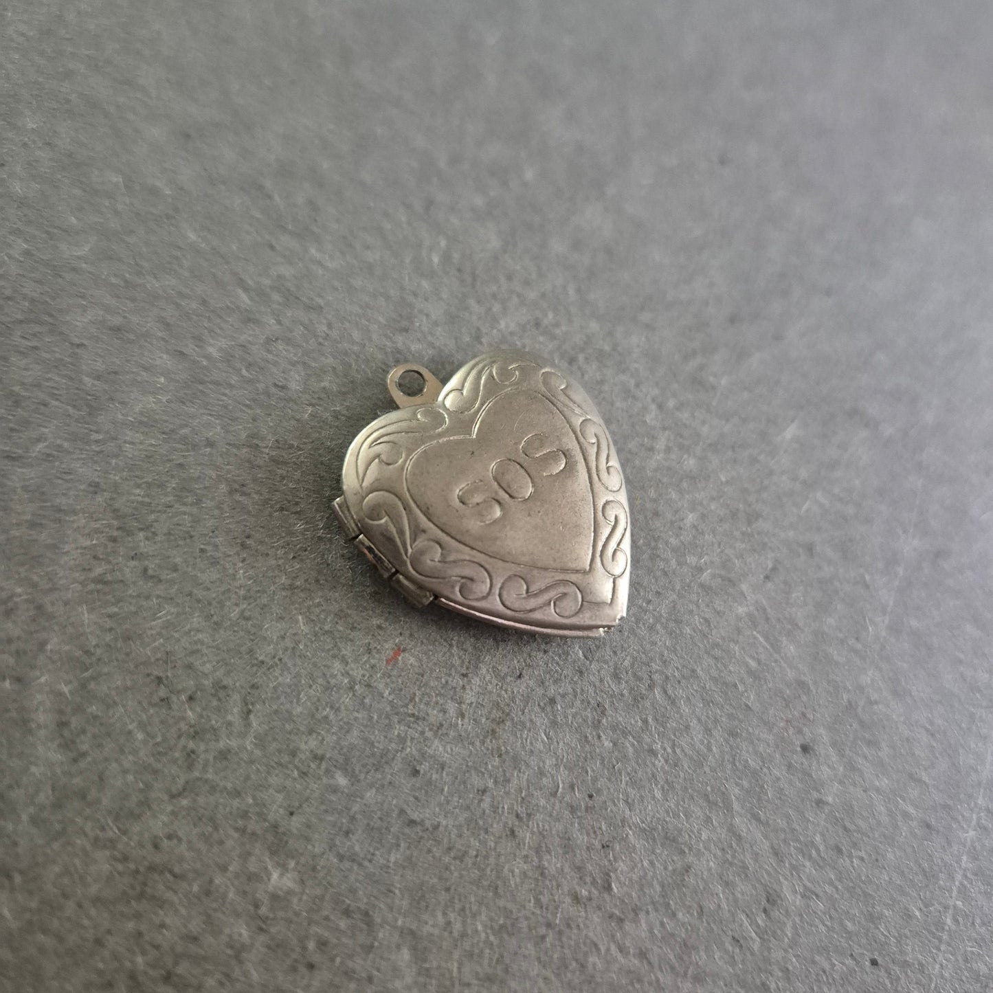 Herzförmiger Vintage-Anhänger mit Gravur „202“ – Medaillon zum Öffnen