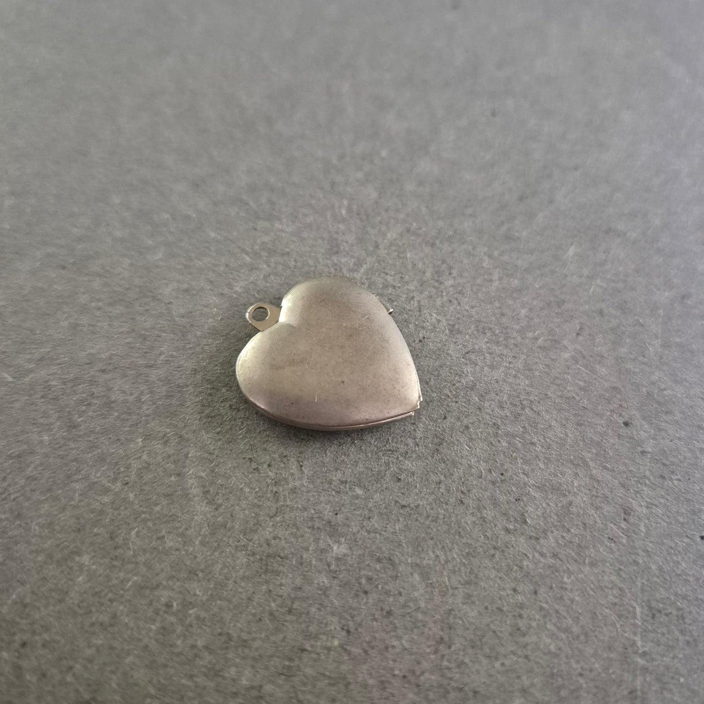 Herzförmiger Vintage-Anhänger mit Gravur „202“ – Medaillon zum Öffnen