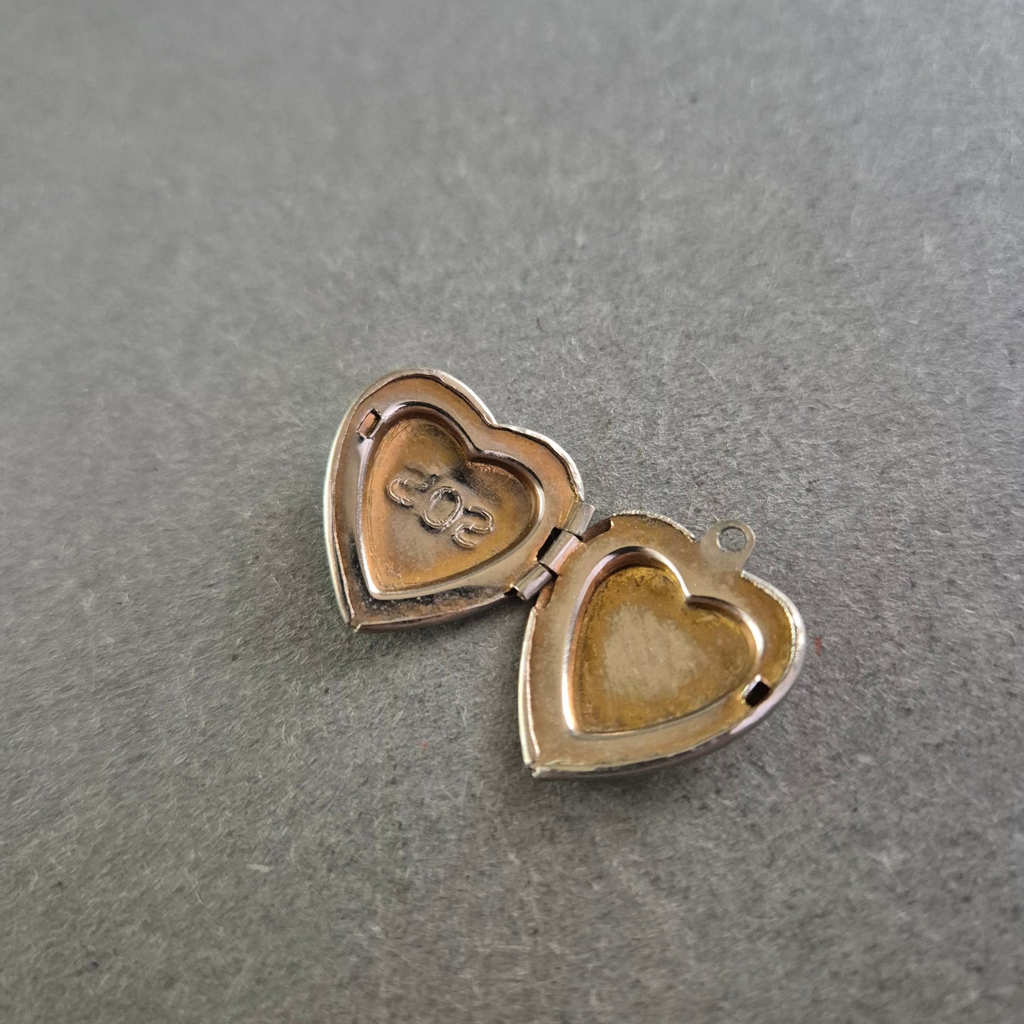 Herzförmiger Vintage-Anhänger mit Gravur „202“ – Medaillon zum Öffnen