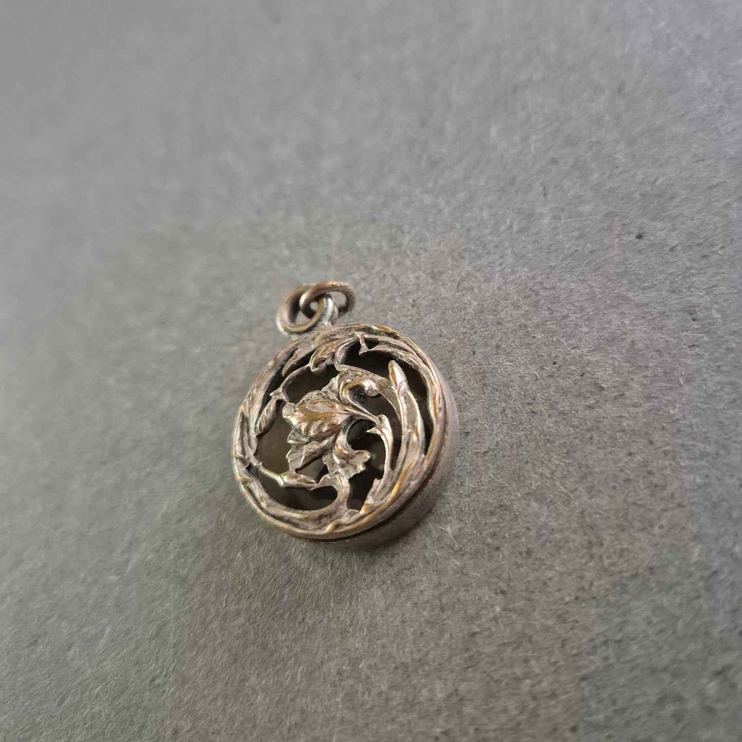 Antikes Medaillon mit Floralmotiv – Rundanhänger mit historischem Foto