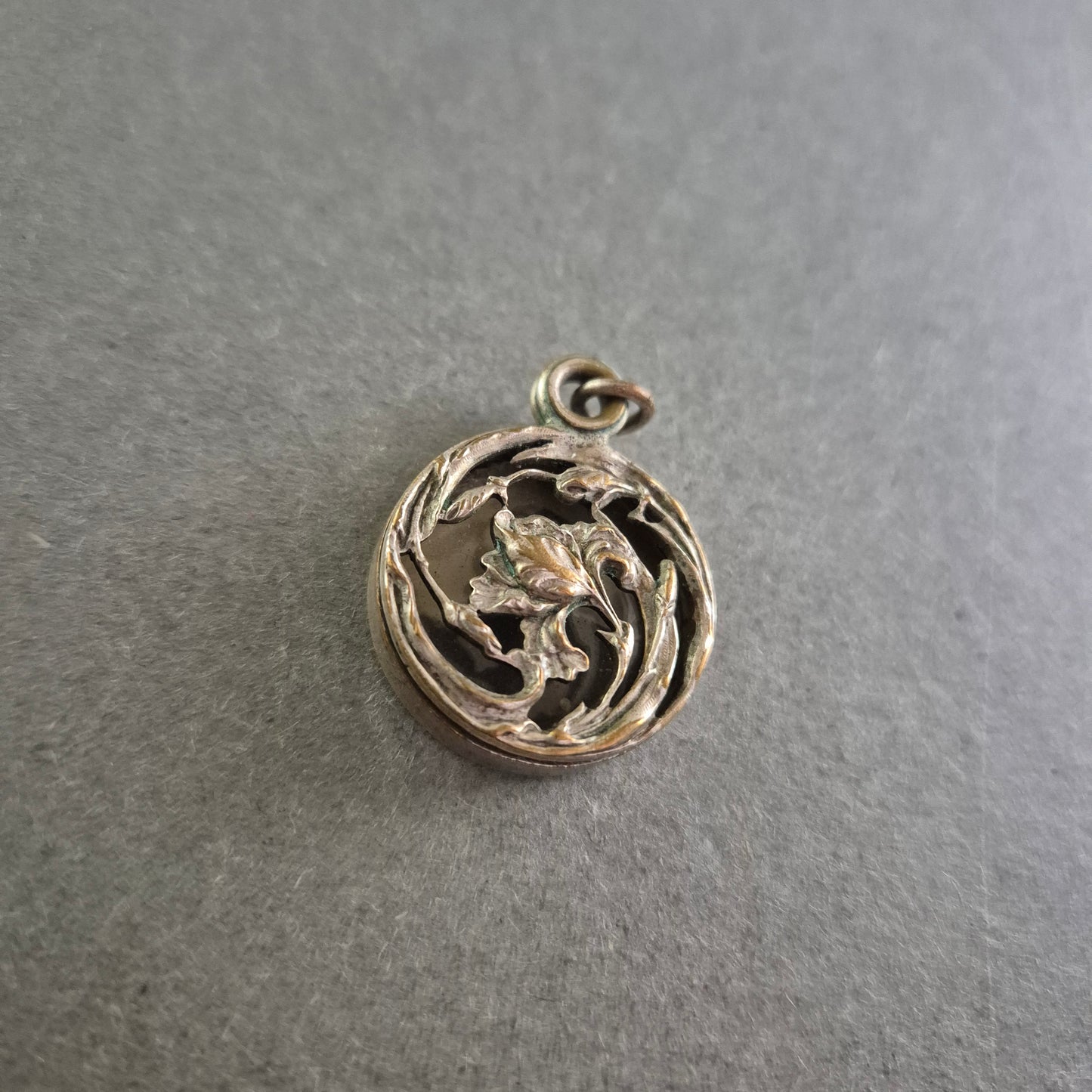 Antikes Medaillon mit Floralmotiv – Rundanhänger mit historischem Foto